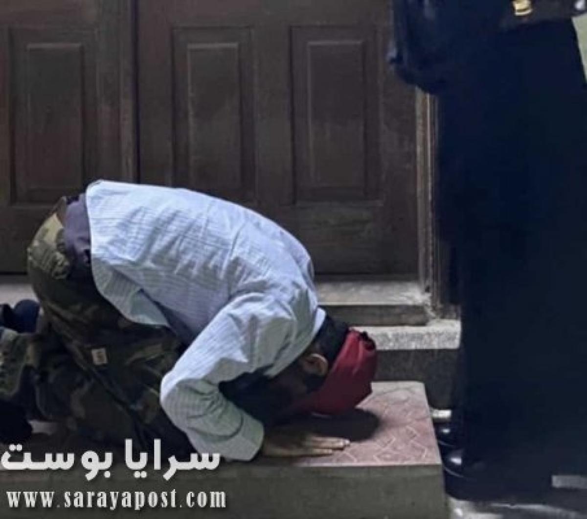 سعودي يسجد لفتاة أمام مسجد بجدة.. والأمن يعتقله (صور)