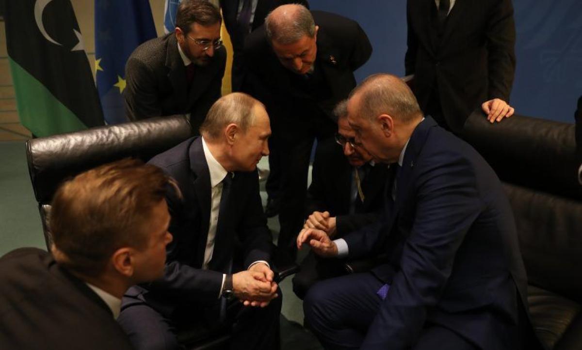 سياسي روسي: بوتين حذّر أردوغان يوم الانقلاب لمغادرة الفندق الذي كان فيه!