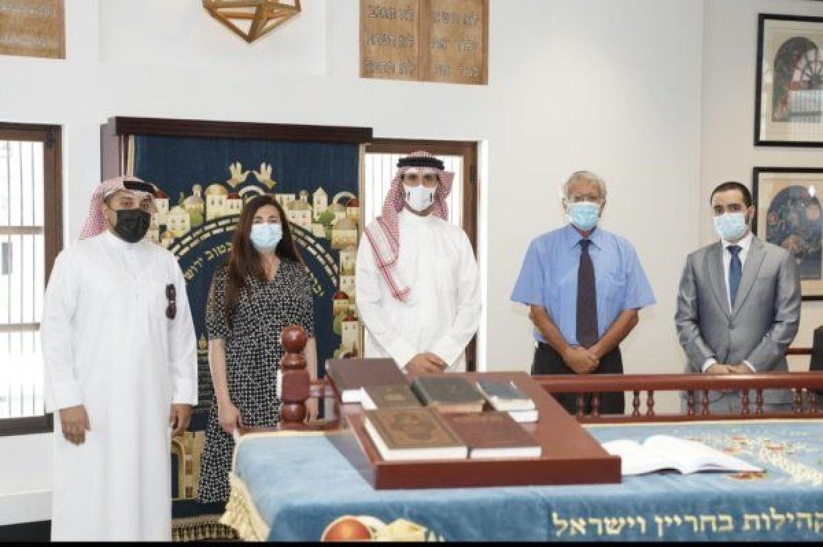 سفير البحرين في إسرائيل يزور الكنيس اليهودي بالمنامة