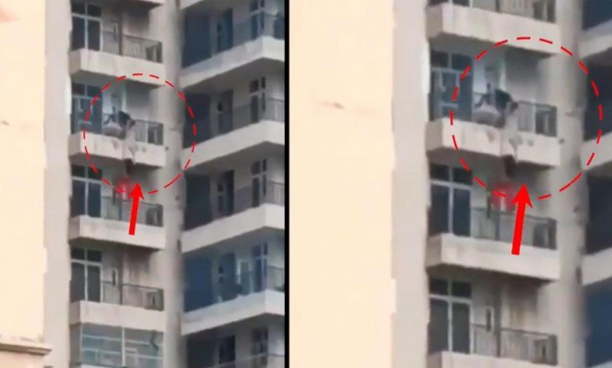 فيديو مروع لزوجة تسقط من شرفة الطابق التاسع.. والزوج يظهر وسط مفاجأة
