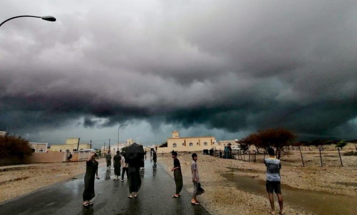 عاصفة رعدية تضرب سلطنة عمان وهذه توقعات الأمطار الجمعة وموعد انتهاء الموجة (شاهد)