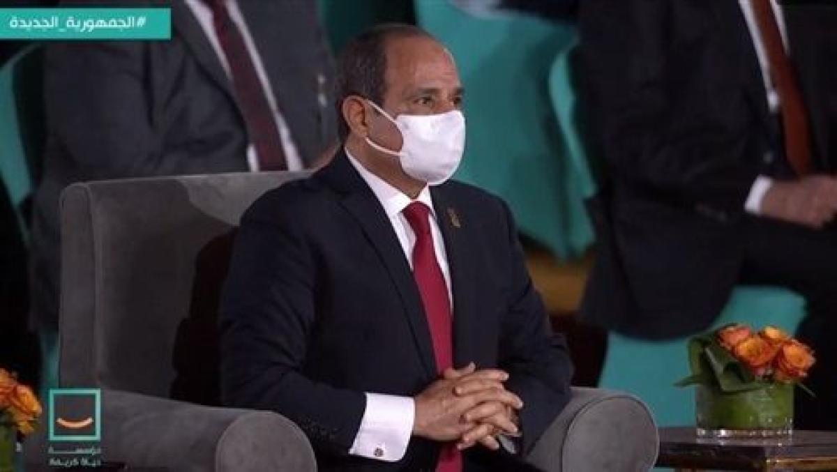 الرئيس السيسي يحيي المصريين في ستاد القاهرة