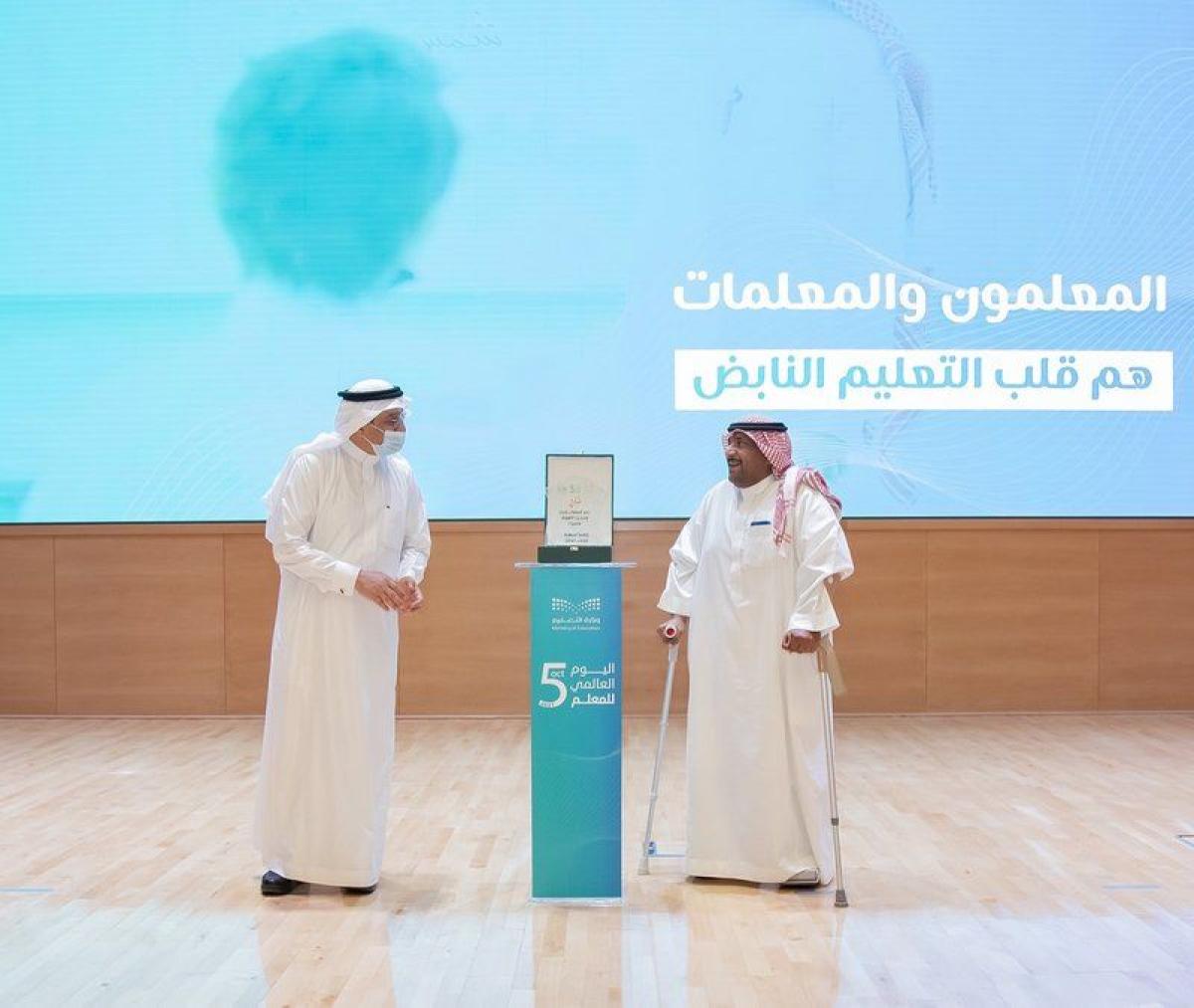 "القفاص" نموذج لأبطال التعليم.. كان يقدِّم دروسه لطلابه أثناء تنو