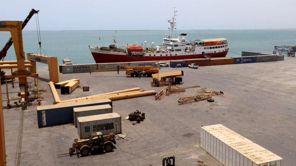 "الإرياني": تفخيخ الحوثيين الزوارق يهدِّد خطوط الملاحة الدولية