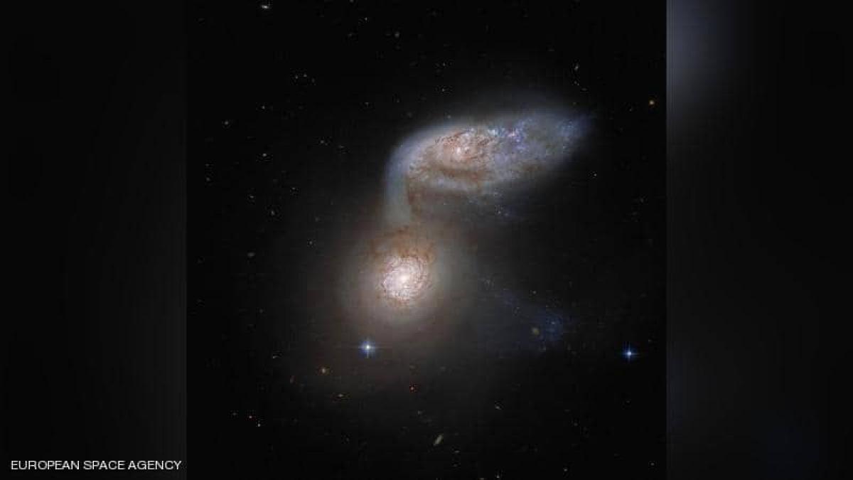 تحدث مرة كل ملايين السنين.. “هابل” يلتقط صورة للحظة اندماج مجرتين بفعل قوة الجاذبية