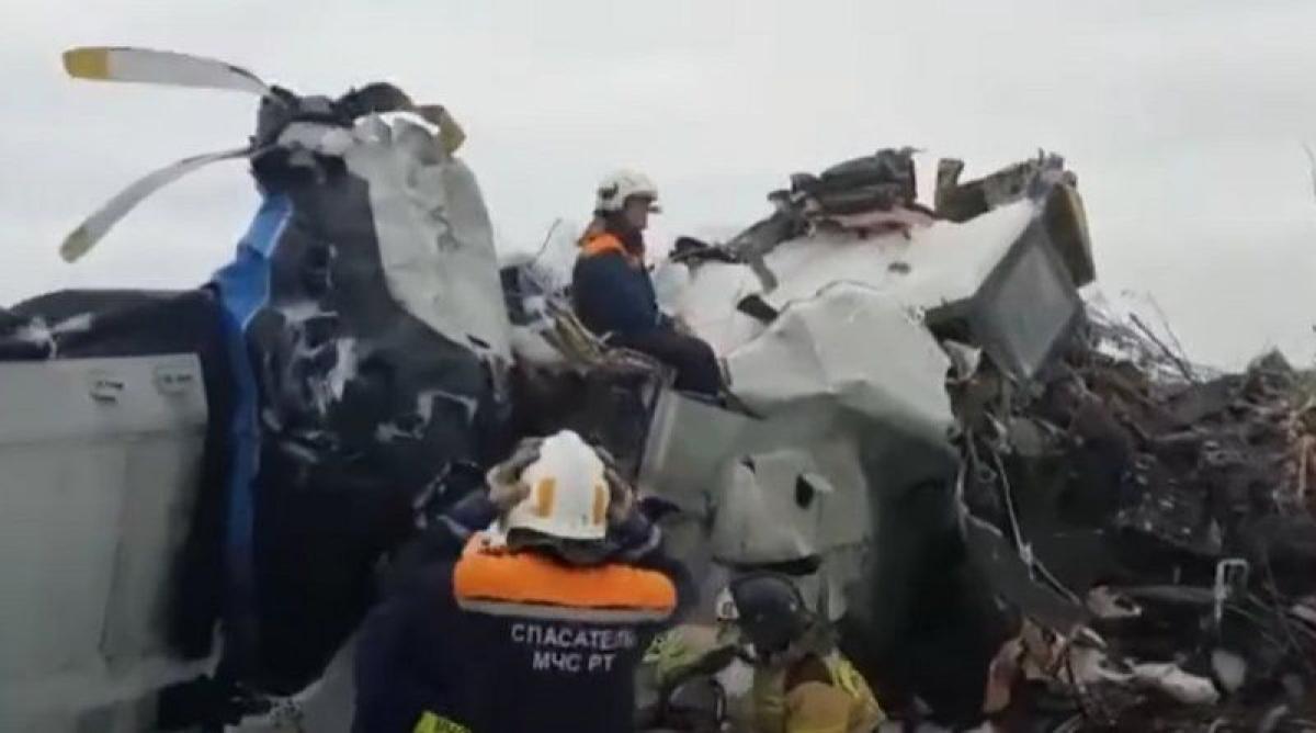 الضحايا 23 شخصاً.. شاهد اللقطات الأولى من مكان سقوط طائرة روسية