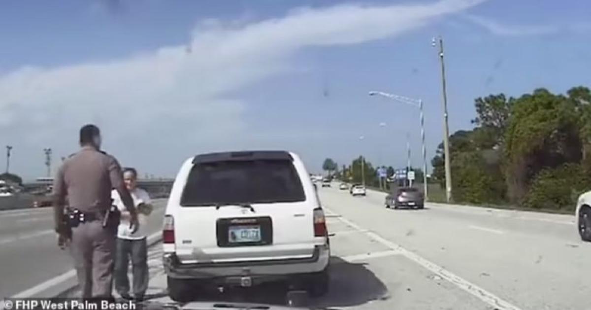 فيديو.. وقف يساعد امرأة على الطريق فحدث ما لم يتوقعه أحد