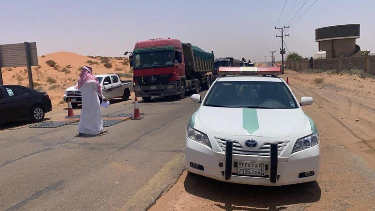 طُرق شمال الرياض تصارع للبقاء.. إتلاف ودمار تحت عجلات "شاحنات نقل