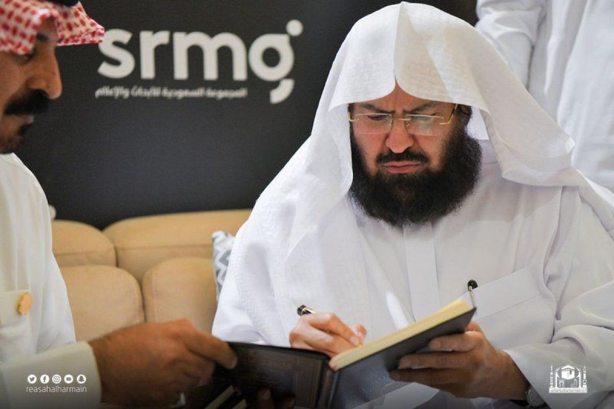 "السديس" يتجوَّل في معرض الكتاب.. يوقِّع كُتبًا ويُجسِّد التسامح